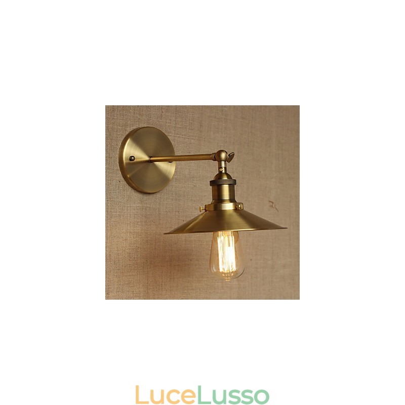Ombrelloni decorativi in rame retrò in stile industriale minimalista davanti al muro della navata della chiesa