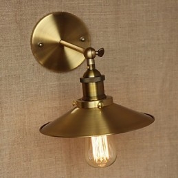 Ombrelloni decorativi in rame retrò in stile industriale minimalista davanti al muro della navata della chiesa