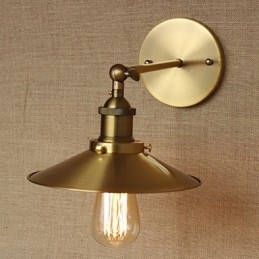 Ombrelloni decorativi in rame retrò in stile industriale minimalista davanti al muro della navata della chiesa