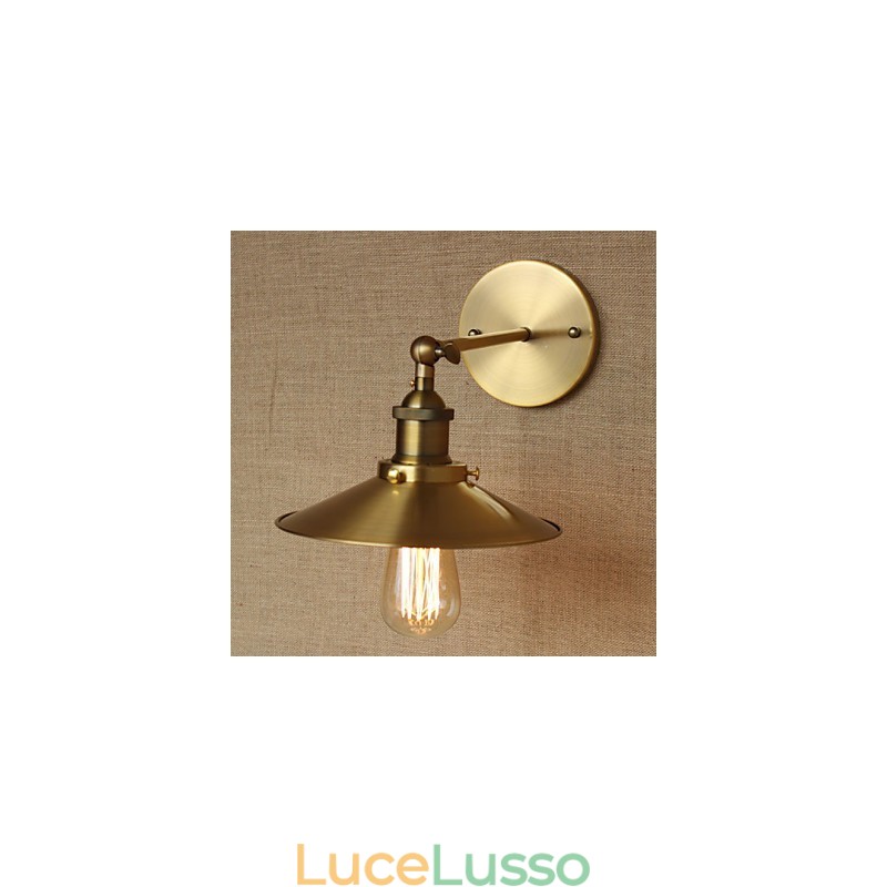 Ombrelloni decorativi in rame retrò in stile industriale minimalista davanti al muro della navata della chiesa