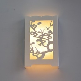 Lampada da parete bianca con fiori di prugna, motivi o disegni intagliati su luci in legno