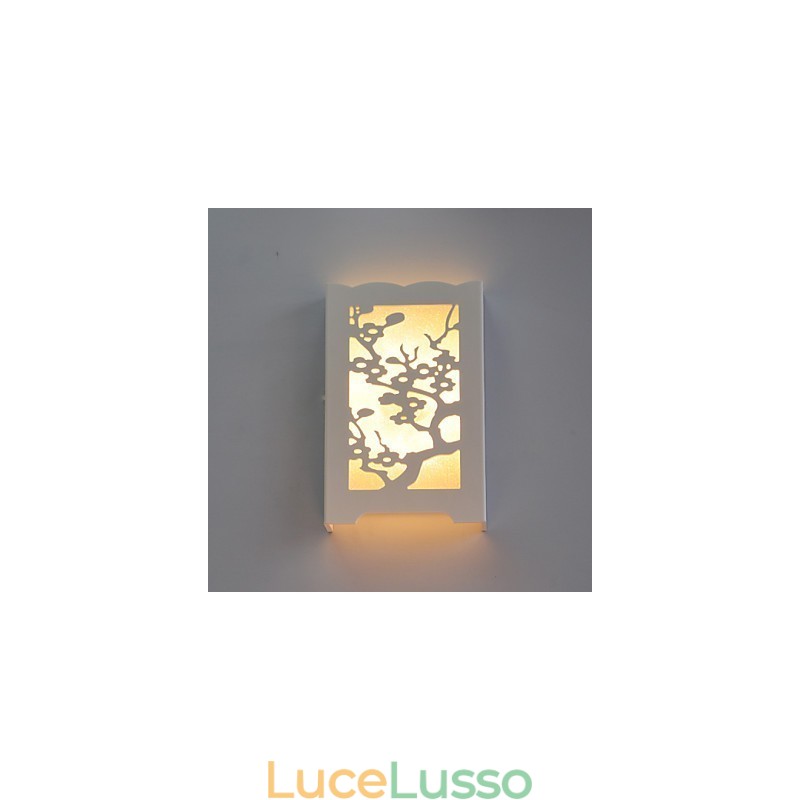 Lampada da parete bianca con fiori di prugna, motivi o disegni intagliati su luci in legno