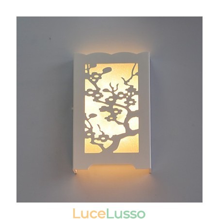 Lampada da parete bianca con fiori di prugna, motivi o disegni intagliati su luci in legno Lampada da parete bianca con fiori di prugna, motivi o disegni intagliati su luci in legno