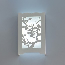Lampada da parete bianca con fiori di prugna, motivi o disegni intagliati su luci in legno