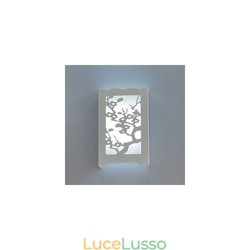 Lampada da parete bianca con fiori di prugna, motivi o disegni intagliati su luci in legno