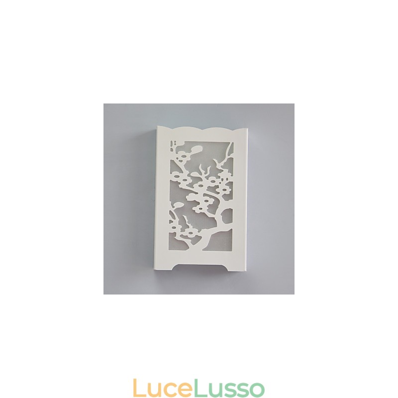 Lampada da parete bianca con fiori di prugna, motivi o disegni intagliati su luci in legno