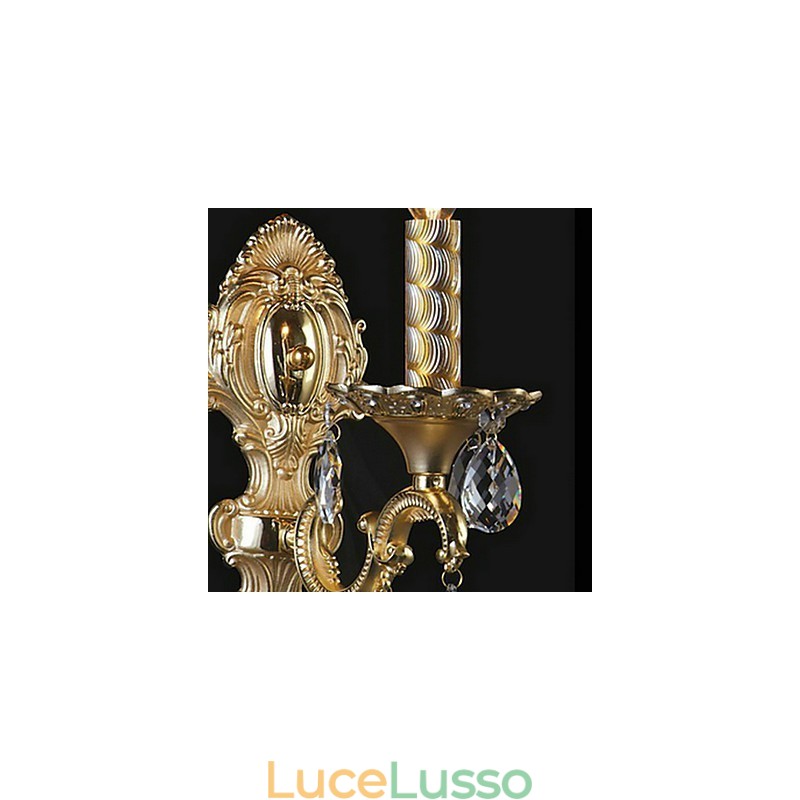 Lussuosa lampada da parete in cristallo con lampadina in evidenza a candela