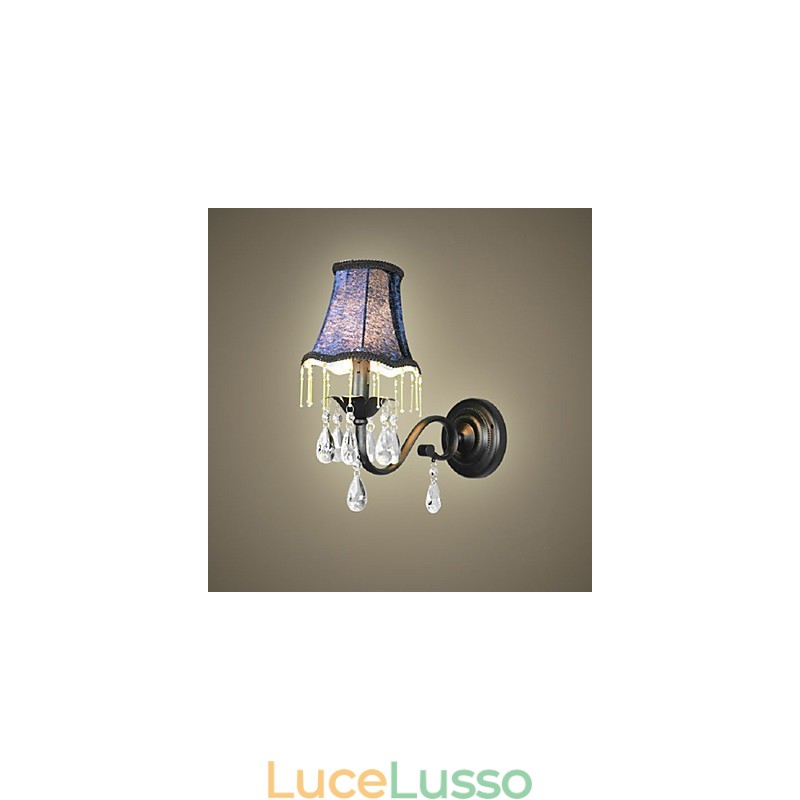 Lampada da parete in cristallo con paralume in tessuto, la più venduta in Europa e negli Stati Uniti