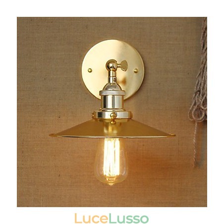 Villa in stile industriale minimalista con ombrello dorato nostalgico davanti alla navata della chiesa, parete decorata