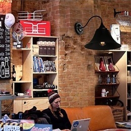 Lampada da parete in ferro nero antico in stile loft di Designer Duds