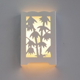 Moderni modelli o disegni intagliati bianchi creativi su lampade da parete in bambù lavorate in legno
