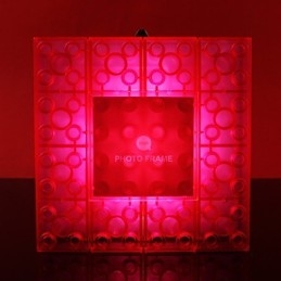 Cornice creativa con blocchi colorati, graziosi piccoli regali, lampada da parete, gancio per cintura, luci