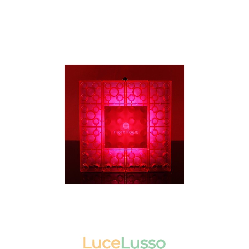 Cornice creativa con blocchi colorati, graziosi piccoli regali, lampada da parete, gancio per cintura, luci