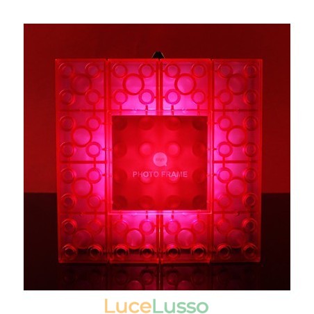 Cornice creativa con blocchi colorati, graziosi piccoli regali, lampada da parete, gancio per cintura, luci Cornice creativa con blocchi colorati, graziosi piccoli regali, lampada da parete, gancio per cintura, luci