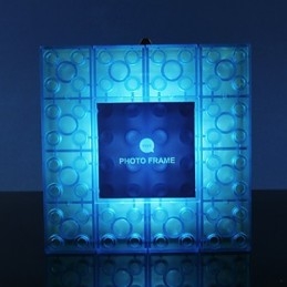 Cornice creativa con blocchi colorati, graziosi piccoli regali, lampada da parete, gancio per cintura, luci