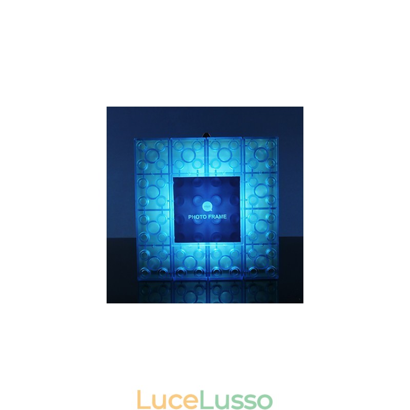Cornice creativa con blocchi colorati, graziosi piccoli regali, lampada da parete, gancio per cintura, luci