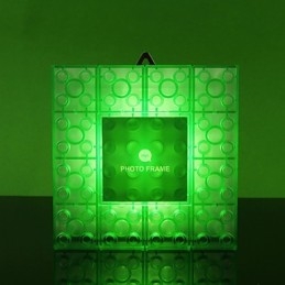 Cornice creativa con blocchi colorati, graziosi piccoli regali, lampada da parete, gancio per cintura, luci
