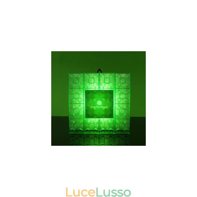 Cornice creativa con blocchi colorati, graziosi piccoli regali, lampada da parete, gancio per cintura, luci