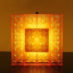 Cornice creativa con blocchi colorati, graziosi piccoli regali, lampada da parete, gancio per cintura, luci