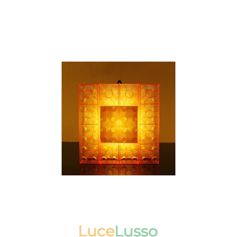 Cornice creativa con blocchi colorati, graziosi piccoli regali, lampada da parete, gancio per cintura, luci