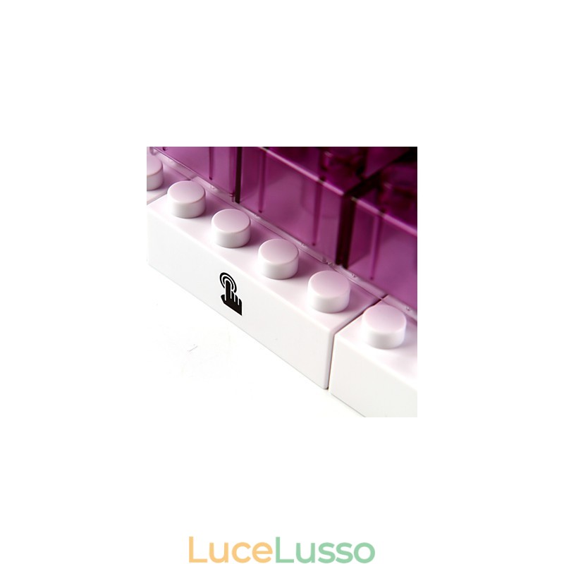 Cornice creativa con blocchi colorati, graziosi piccoli regali, lampada da parete, gancio per cintura, luci