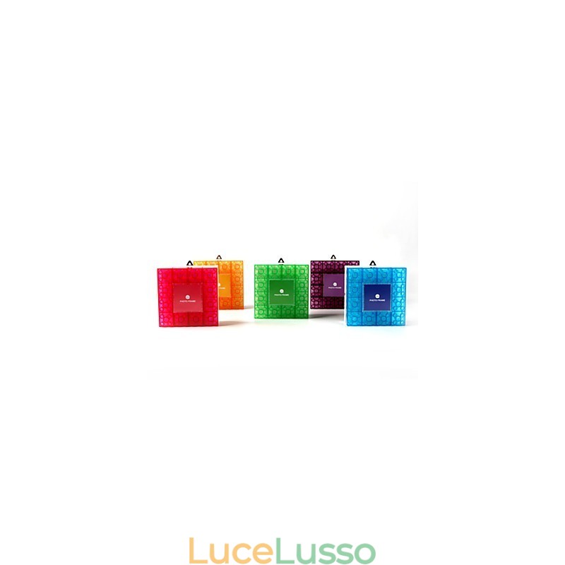 Cornice creativa con blocchi colorati, graziosi piccoli regali, lampada da parete, gancio per cintura, luci