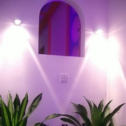 Applique moderna con luce diffusa, design fantascientifico