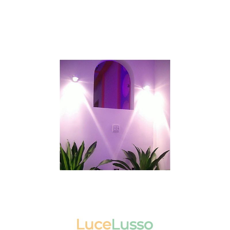 Applique moderna con luce diffusa, design fantascientifico