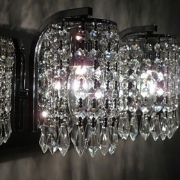 Applique moderna con pendenti in cristallo e 2 luci in cromo lucido