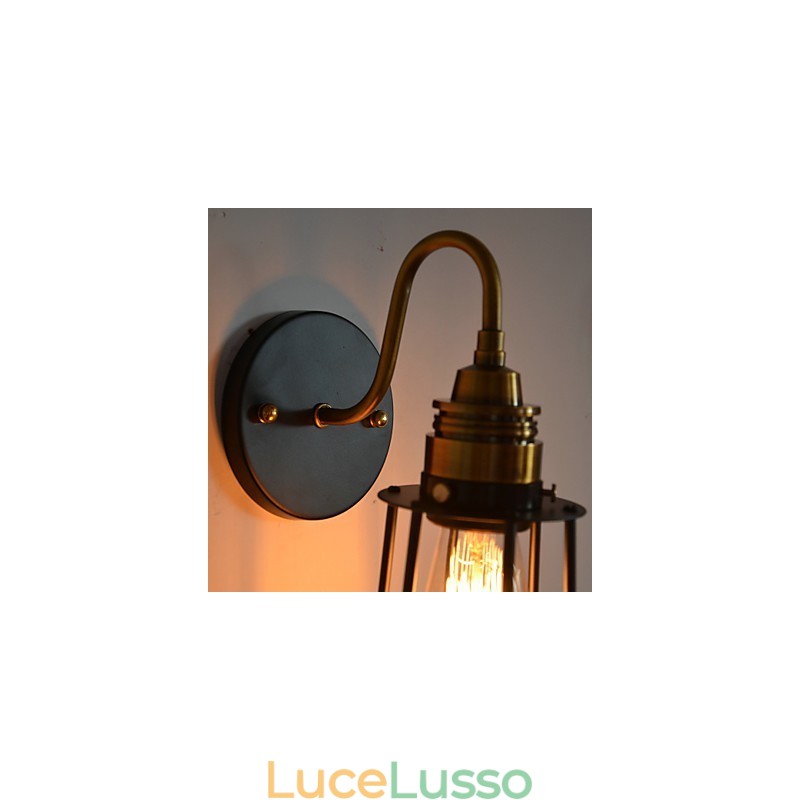 Applique artistica minimalista con paralume scheletrico in metallo nero