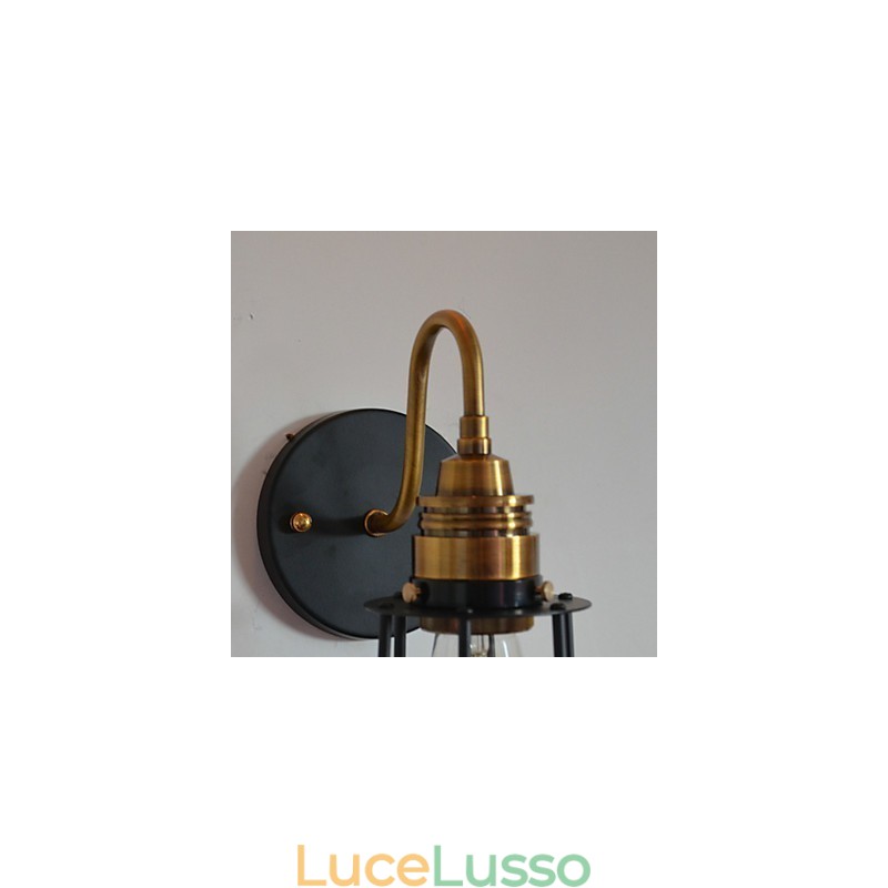 Applique artistica minimalista con paralume scheletrico in metallo nero