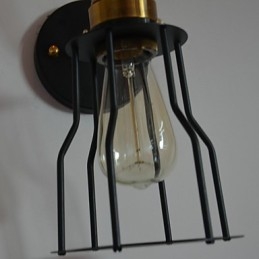 Applique artistica minimalista con paralume scheletrico in metallo nero