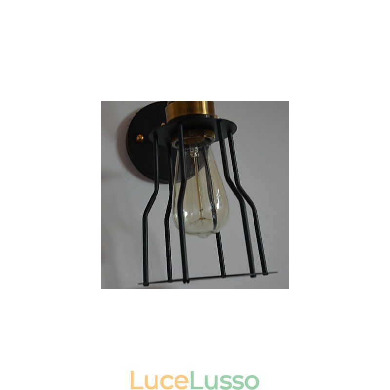 Applique artistica minimalista con paralume scheletrico in metallo nero