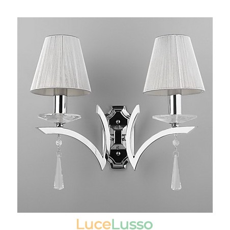 Elegante applique a 2 luci con gocce di cristallo decorate Elegante applique a 2 luci con gocce di cristallo decorate