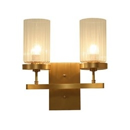 Applique da parete in ottone con luce verso l'alto in stile mini, caratteristica tradizionale classica del paese