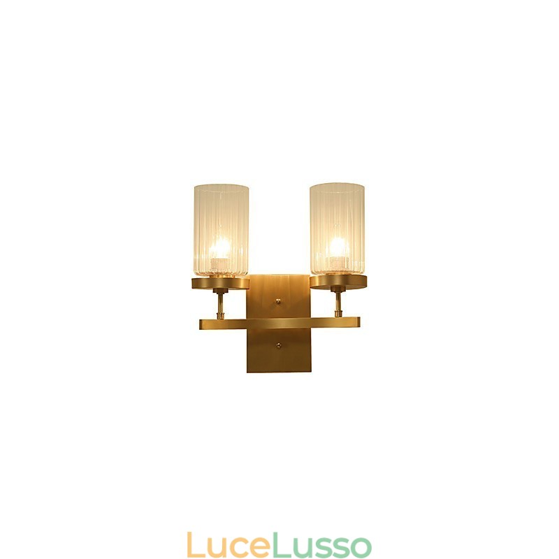 Applique da parete in ottone con luce verso l'alto in stile mini, caratteristica tradizionale classica del paese