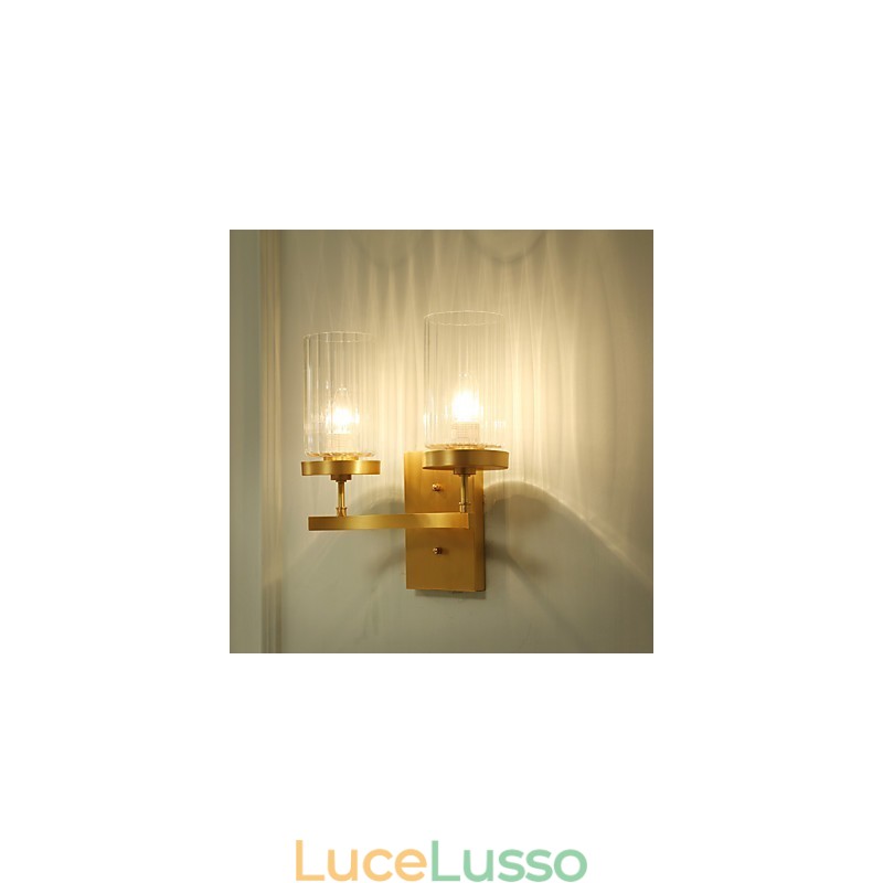 Applique da parete in ottone con luce verso l'alto in stile mini, caratteristica tradizionale classica del paese