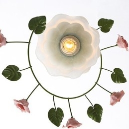 San Valentino I fiori e le piante del roseto assorbono la luce della cupola