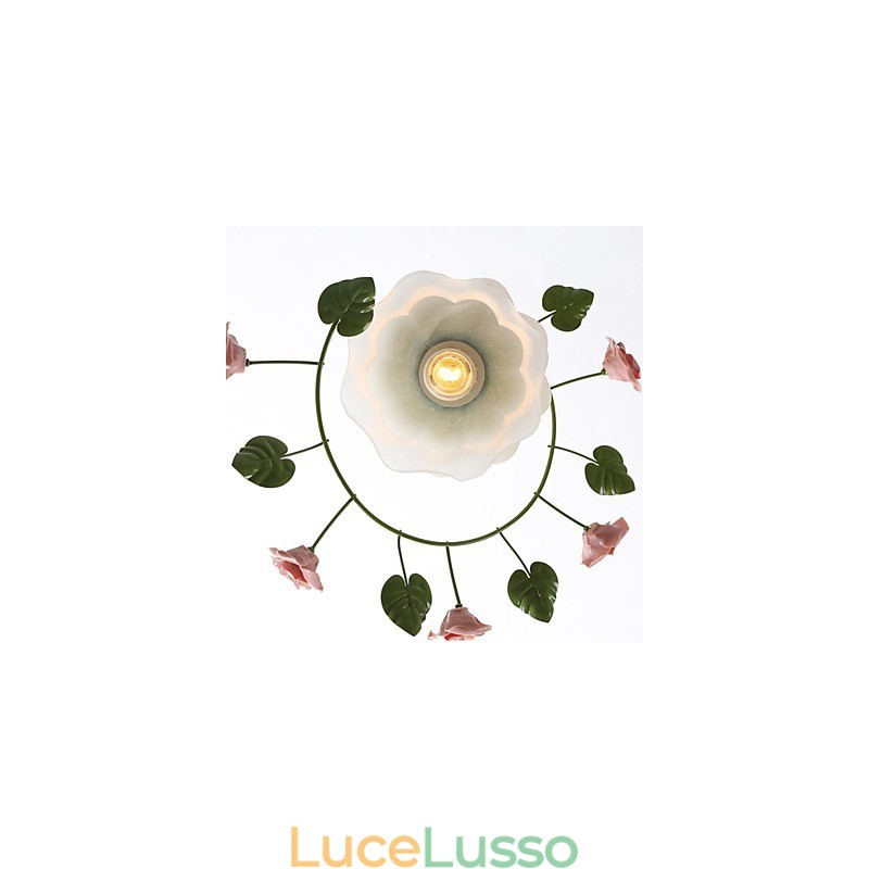 San Valentino I fiori e le piante del roseto assorbono la luce della cupola