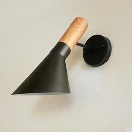 Lampada da parete moderna semplice in ferro battuto con imitazione del legno per soggiorno