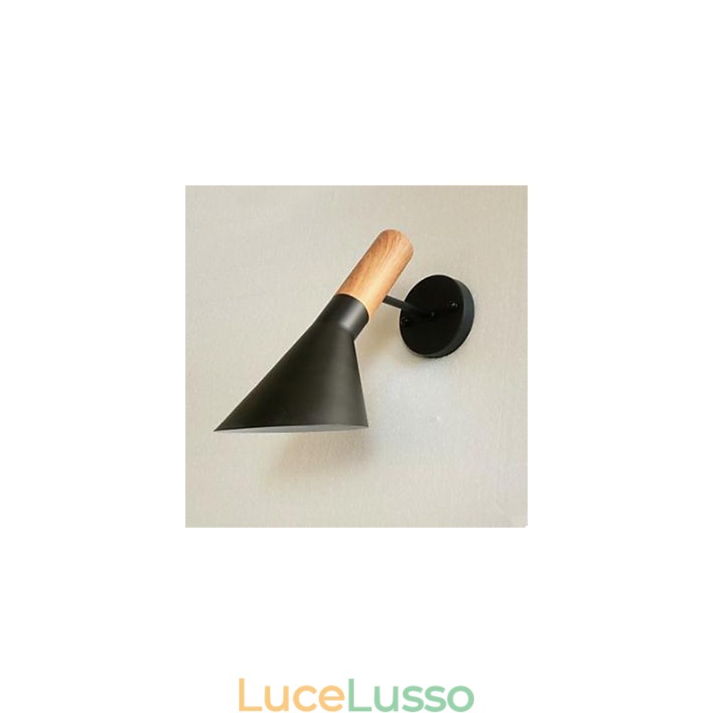 Lampada da parete moderna semplice in ferro battuto con imitazione del legno per soggiorno