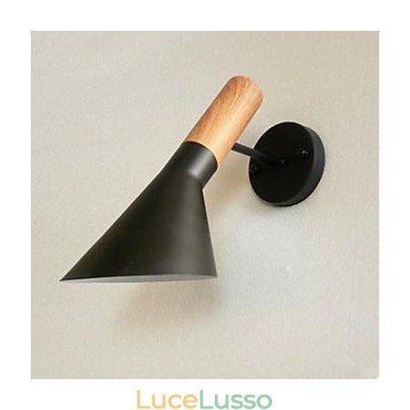 Lampada da parete moderna semplice in ferro battuto con imitazione del legno per soggiorno