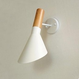 Lampada da parete moderna semplice in ferro battuto con imitazione del legno per soggiorno