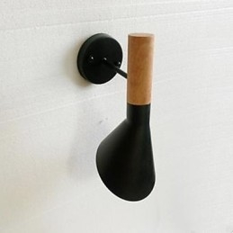 Lampada da parete moderna semplice in ferro battuto con imitazione del legno per soggiorno