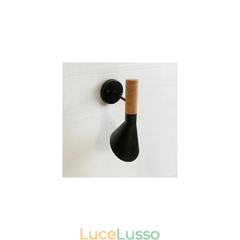 Lampada da parete moderna semplice in ferro battuto con imitazione del legno per soggiorno