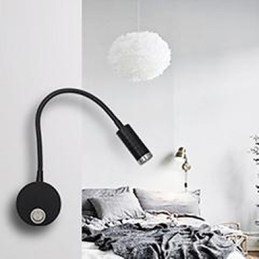 La lampada da parete della lampada da parete della testa del letto del tubo è illuminata dalla lampada da lettura leggera