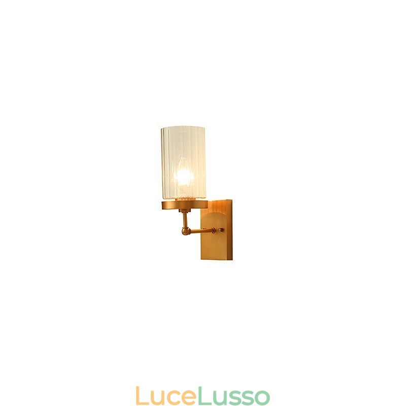 Applique da parete in ottone con luce verso l'alto in stile mini, caratteristica tradizionale classica del paese