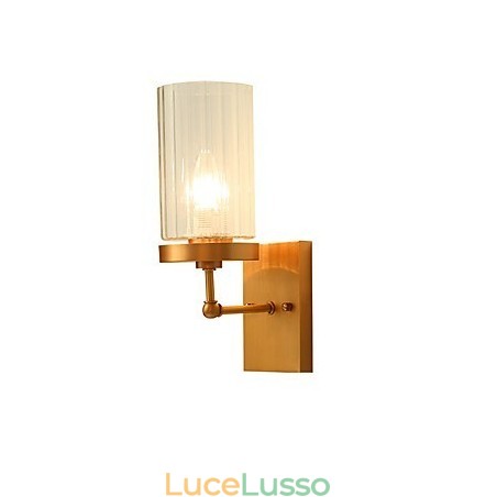 Applique da parete in ottone con luce verso l'alto in stile mini, caratteristica tradizionale classica del paese Applique da parete in ottone con luce verso l'alto in stile mini, caratteristica tradizionale classica del paese