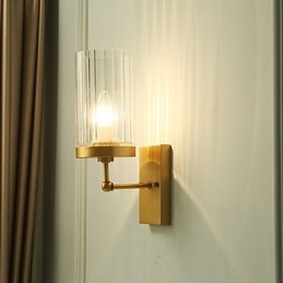 Applique da parete in ottone con luce verso l'alto in stile mini, caratteristica tradizionale classica del paese