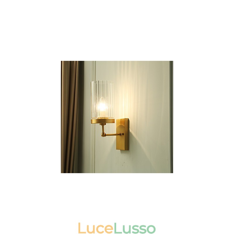 Applique da parete in ottone con luce verso l'alto in stile mini, caratteristica tradizionale classica del paese